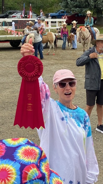 Corinne (Keiver) Gilchrist with 1st place ribbon for the parade's best float.
